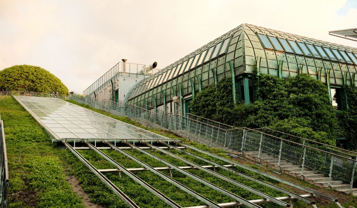 Modern eco-friendly building with a lush green roof and innovative architecture design. — Photo by Krystian Baran on Pexels